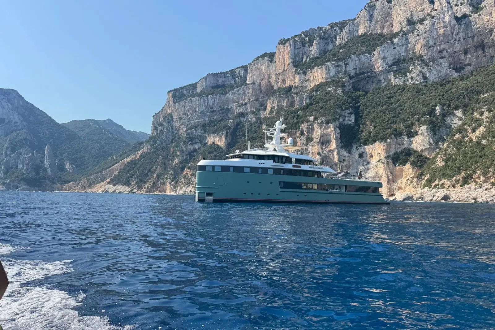 Lo yacht Anawa a Cala dei Gabbiani