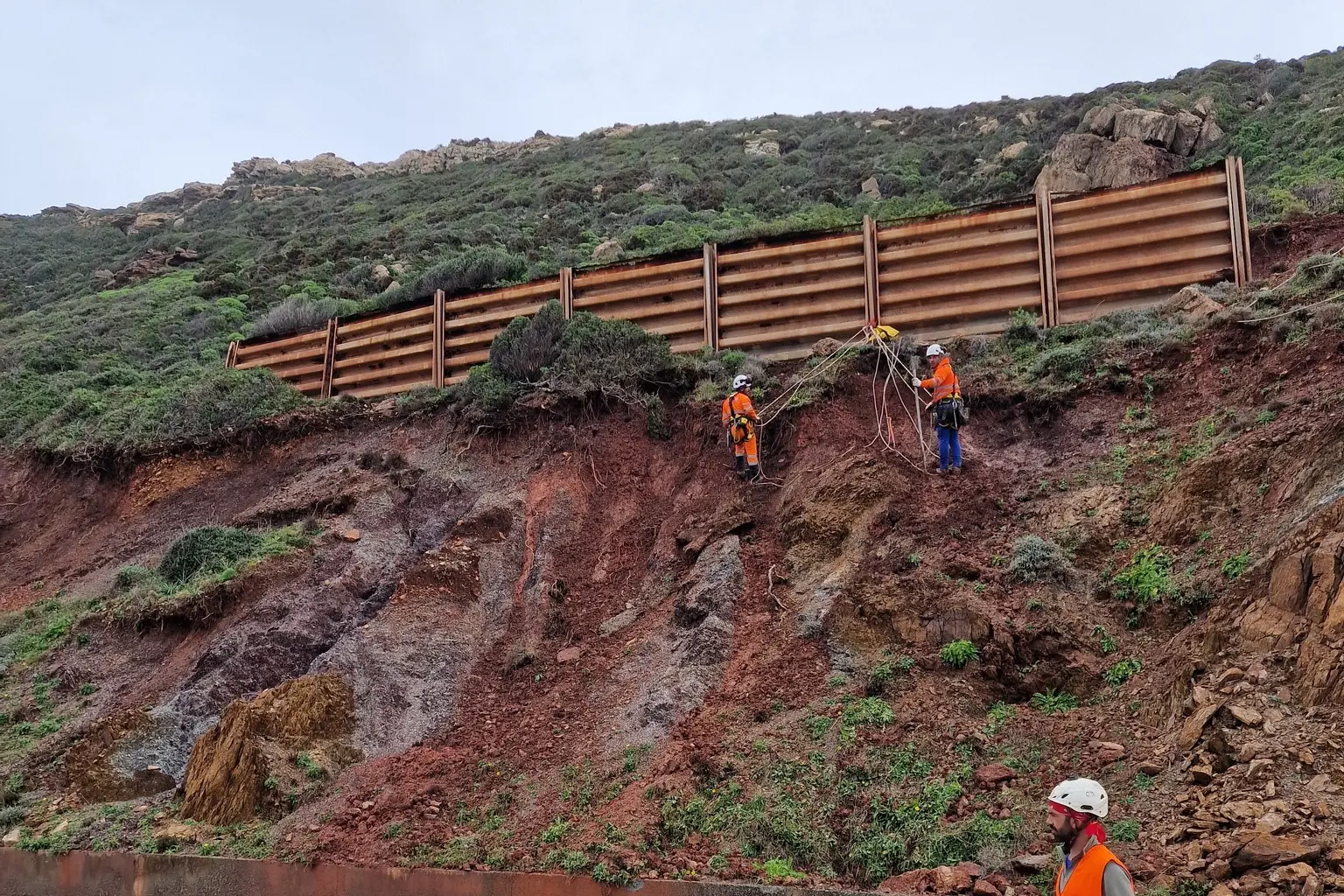 La frana sulla strada per la frazione di Nebida (foto da Facebook)