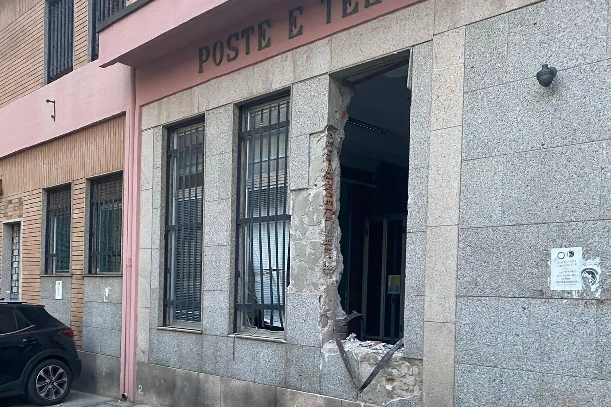La cassa automatica delle Poste sradicata dal muro a Bitti (Ansa)