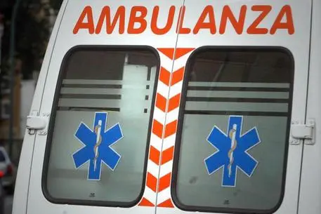 Un'ambulanza (foto Ansa)