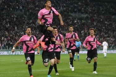 Vidal festeggia assieme ai compagni della Juve uno dei gol realizzati