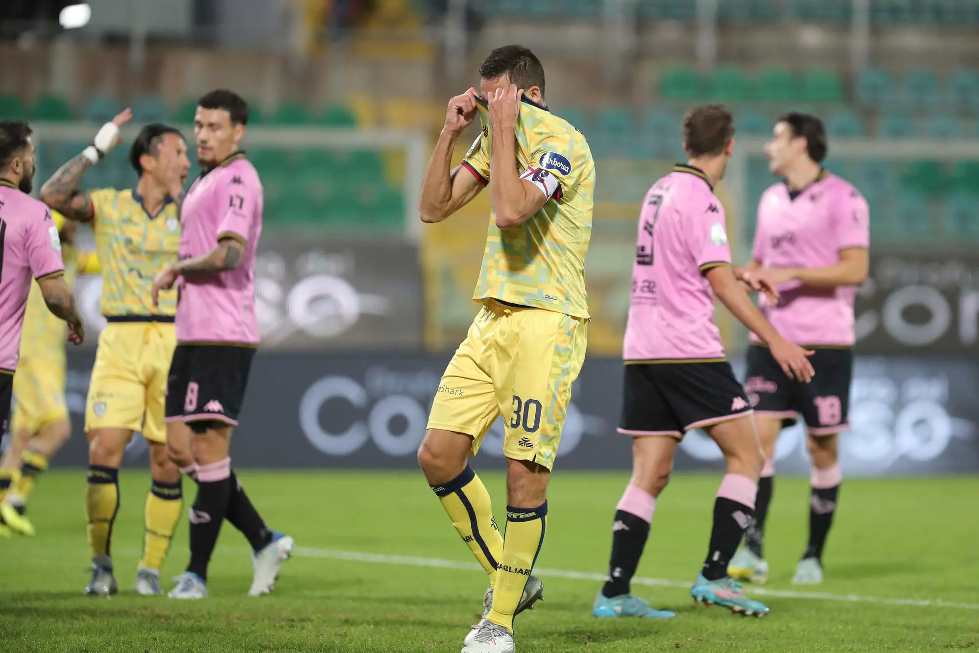 Pavoletti in campo contro il Palermo  (Ansa)