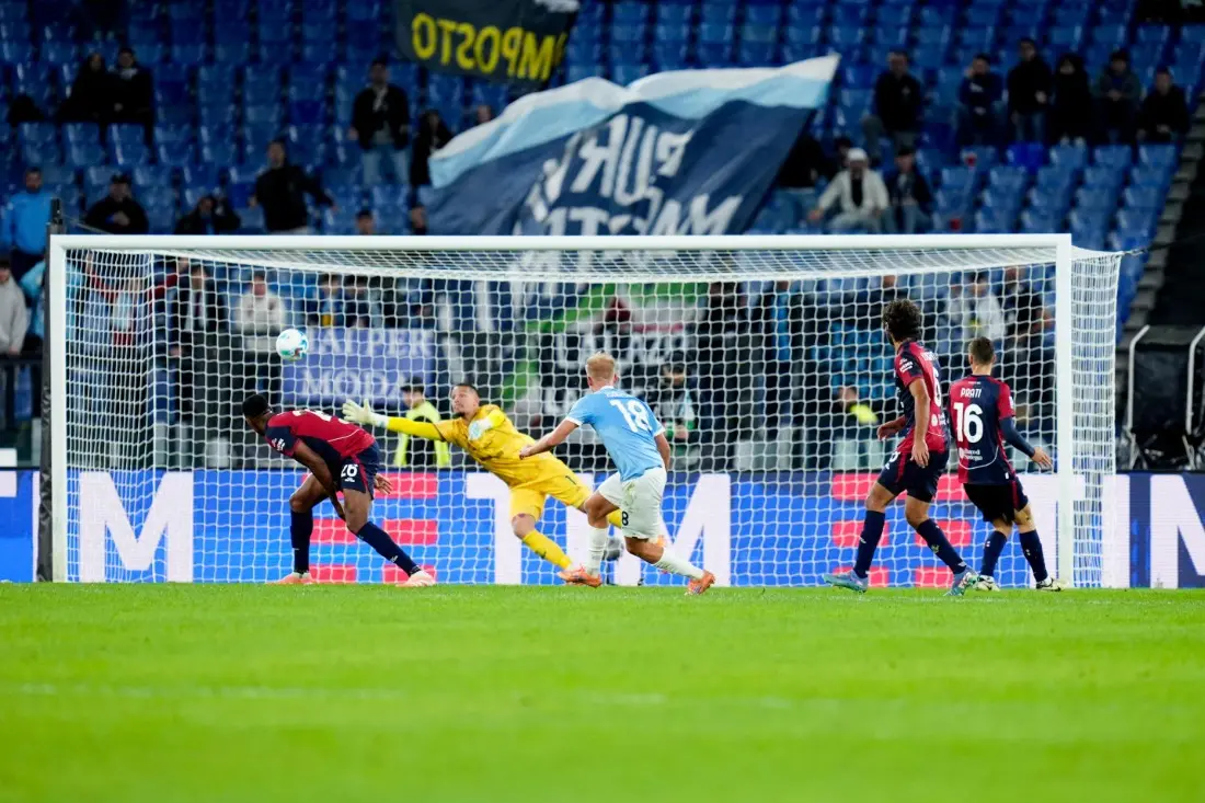 Il sinistro di Gustav Isaksen batte Elia Caprile per l'1-0 di Lazio-Cagliari (foto Ansa)