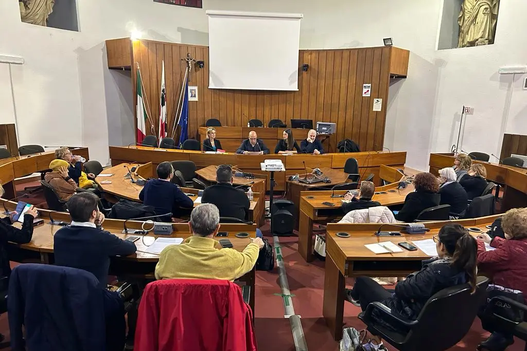 Un'assemblea con le associazioni del terzo settore