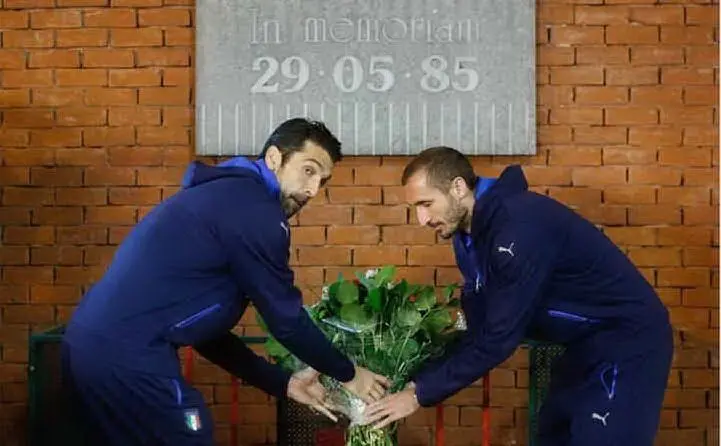 Gigi Buffon e Giorgio Chiellini rendono omaggio alle vittime (archivio L'Unione Sarda)