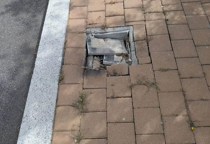 Castiadas, le auto parcheggiate sui marciapiedi danneggiano i tombini: «Più controlli»