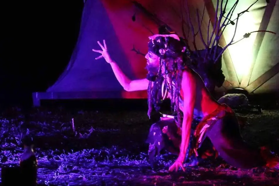 Lo spettacolo di Shedan Firetheatre (foto Facebook)