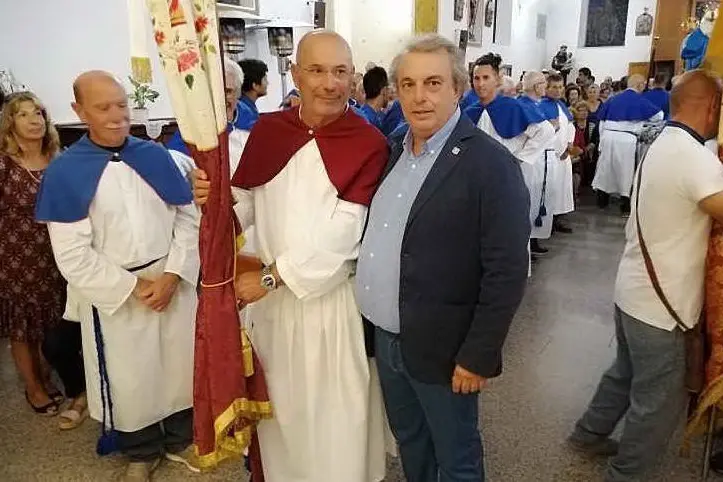 Il priore con il sindaco (foto L'Unione Sarda - Pala)