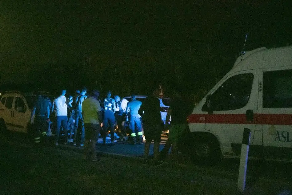 I soccorsi, inutili, nella strada tra Simbirizzi e Sant'Isidoro (Foto L'Unione Sarda - Messina)