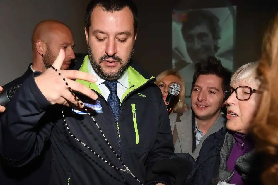 Matteo Salvini e il rosario (Ansa)