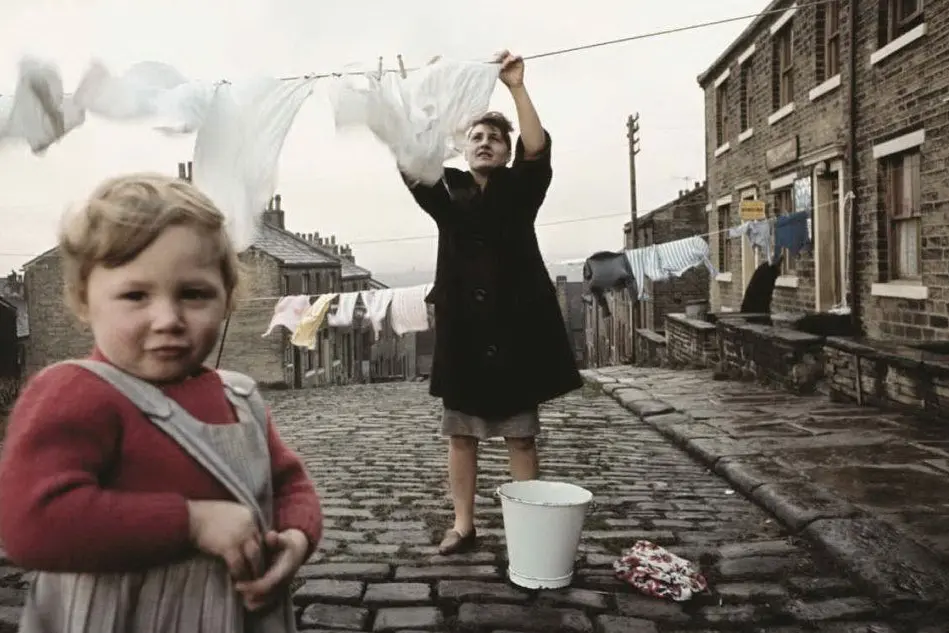 Donna che stende il bucato\r, Sunday Times Magazine, Liverpool, 1965\r © John Bulmer