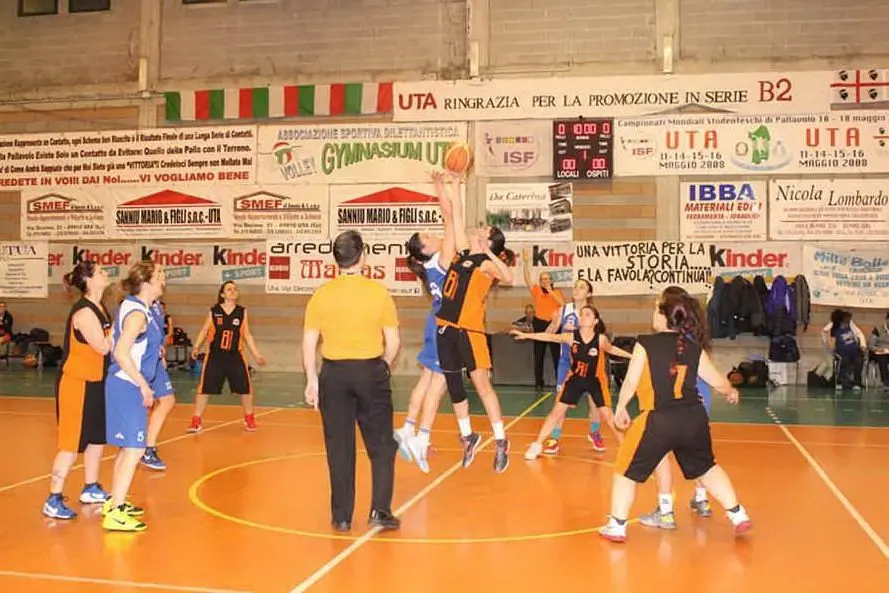 Una partita di basket a Uta