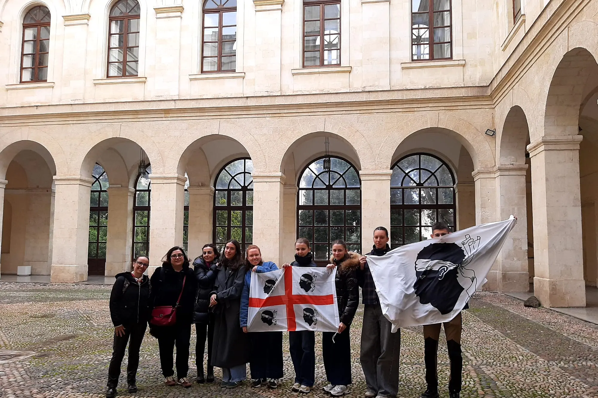 La delegazione corsa nel cortile della sede della Città Metropolitana di Sassari (foto ufficio stampa)