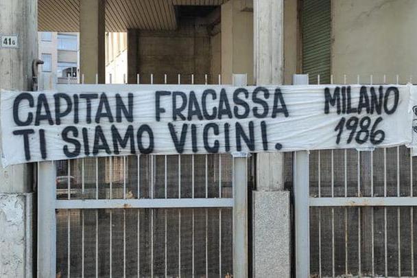 Lo striscione per Stefano Tacconi davanti all'ospedale di Alessandria (foto Facebook)