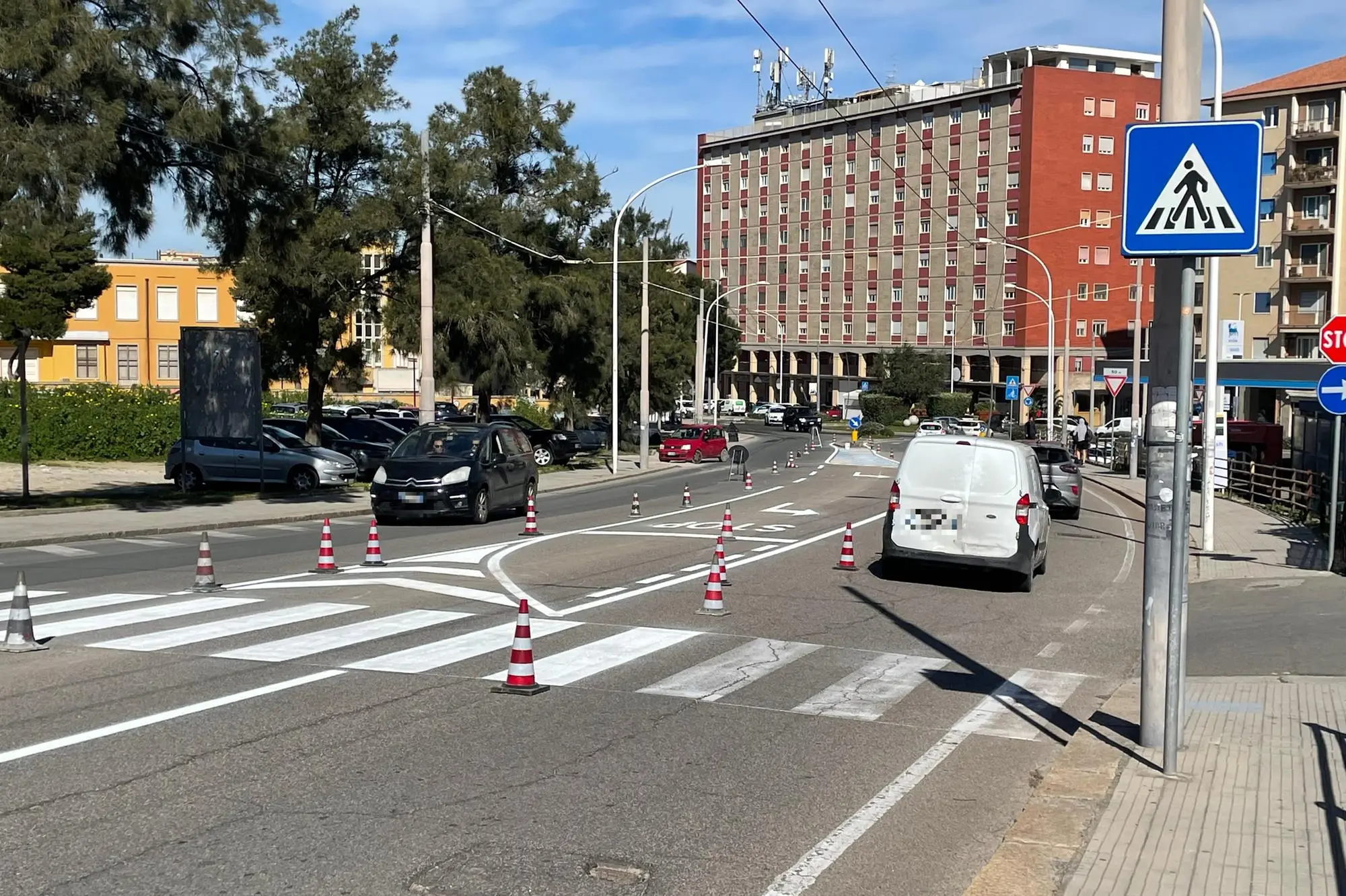 La nuova segnaletica orizzontale in via Is Mirrionis, per accedere al Cus Cagliari (foto Spignesi)