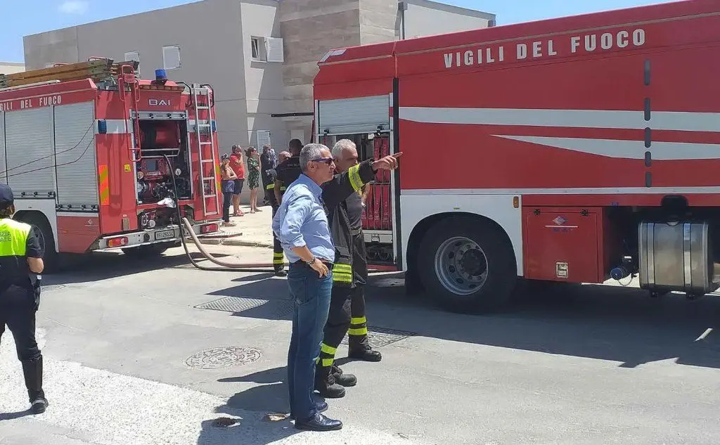 Le squadre anti-incendio a Fertilia, Alghero (Foto ufficio stampa del Comune)