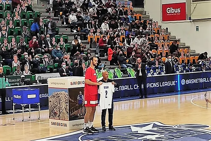 L'ex Miro Bilan riceve la maglia della Supercoppa vinta nel 2019 dal presidente Stefano Sardara (foto G. Marras)