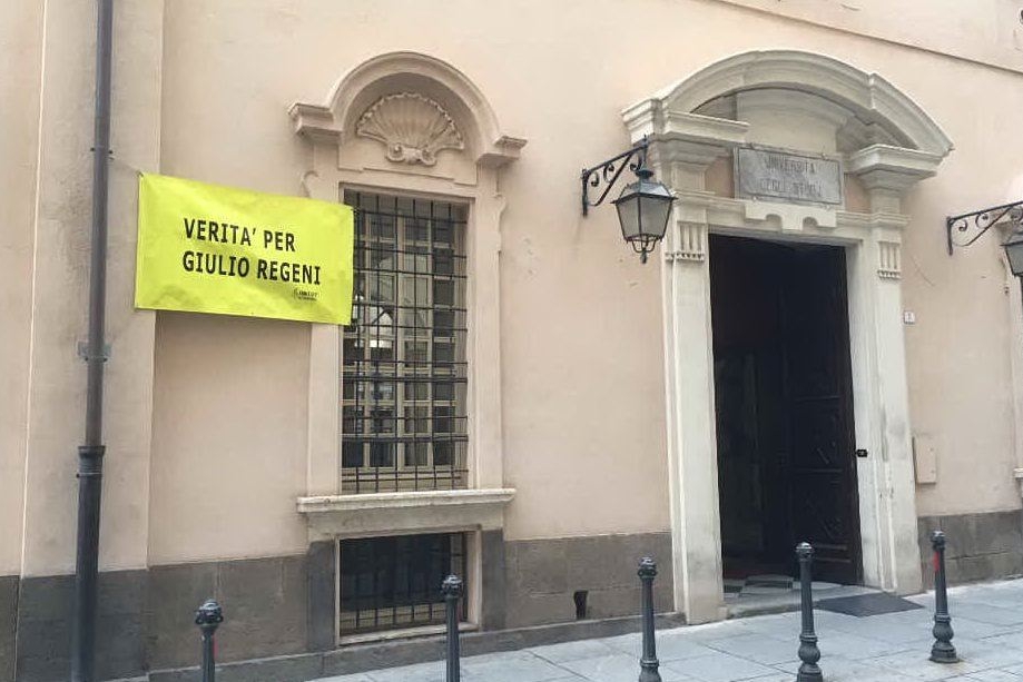 &quot;Verità per Giulio Regeni&quot;: Cagliari, lo striscione giallo sulla facciata dell'Università VIDEO