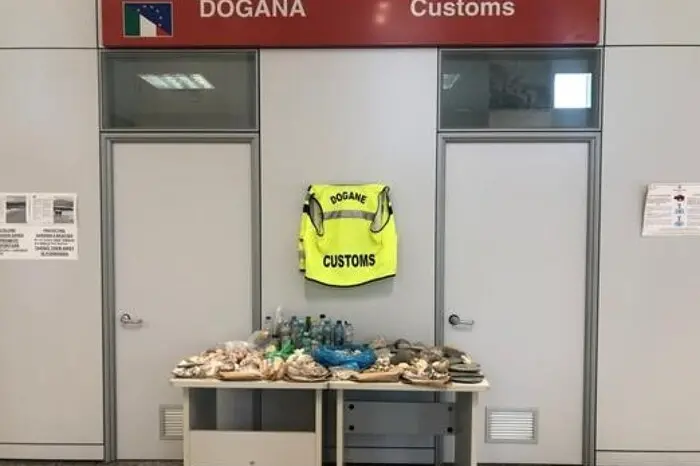 Con 22 chili di sabbia e ciottoli nei bagagli: la scoperta all’aeroporto di Alghero (foto via Ansa)