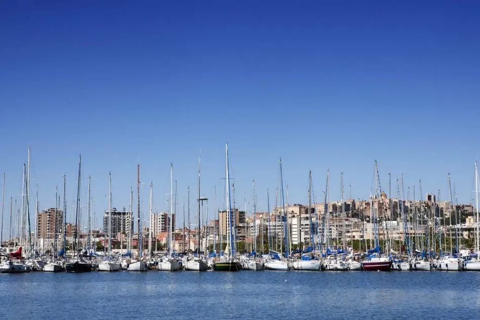 Un panorama di Cagliari visto dal mare