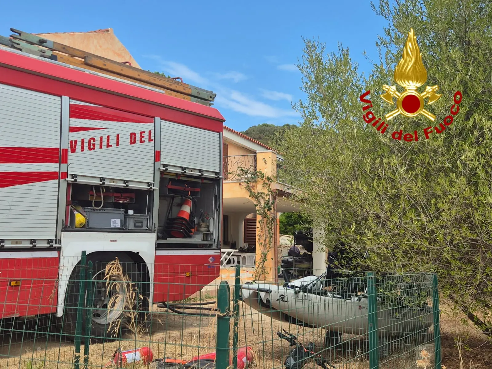 L'intervento dei vigili del fuoco per l'incendio ad Arzachena