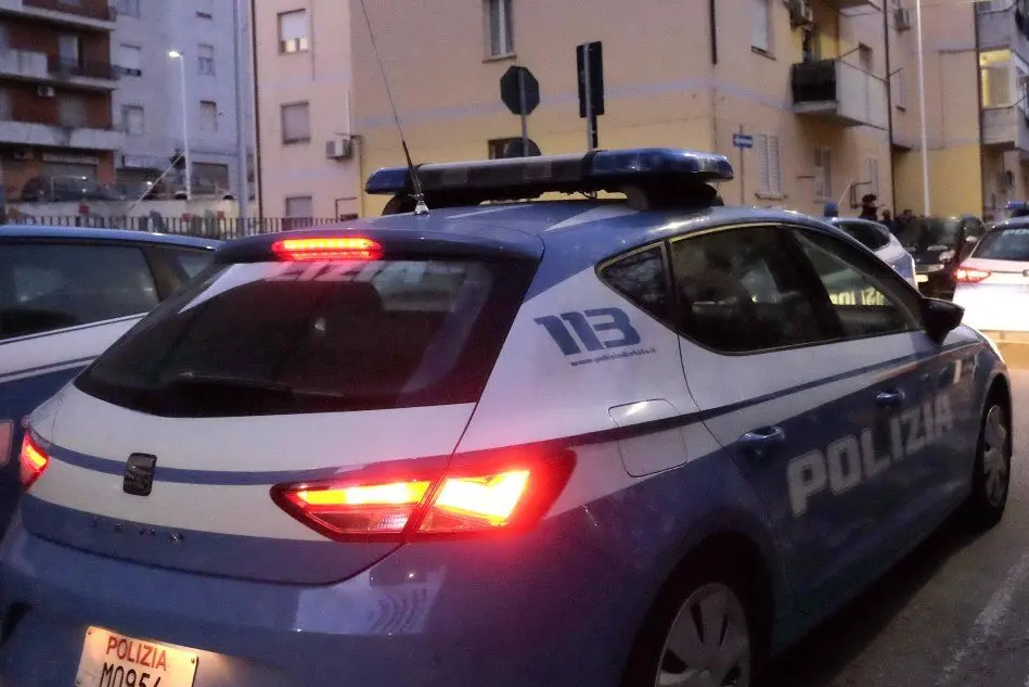 Polizia in via Seruci (Archivio L'Unione Sarda)