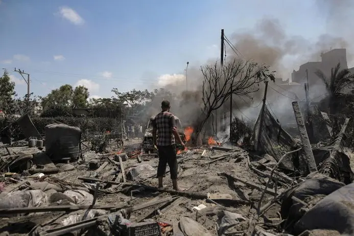 Devastazione a Khan Yunis dopo un raid israeliano (foto Ansa)
