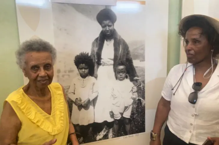 Yeweinshet in visita all'Asinara con la figlia (foto Pala)