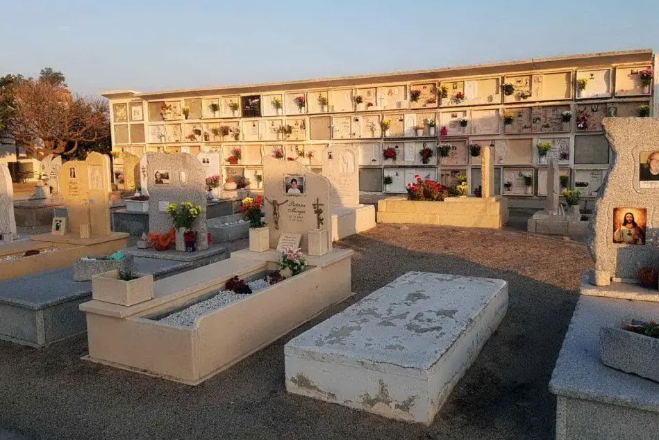 Il cimitero di Marrubiu con i fiori donati (L'Unione Sarda - foto Pintori)