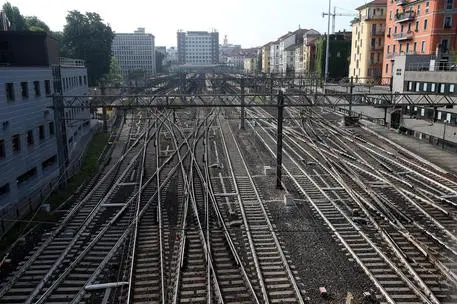 La stazione di Milano Cadorna dove i treni viaggiano regolarmente nonostante sia stata proclamata la giornata di sciopero per l'intero settore, Milano, 16 giugno 2017. ANSA / MATTEO BAZZI