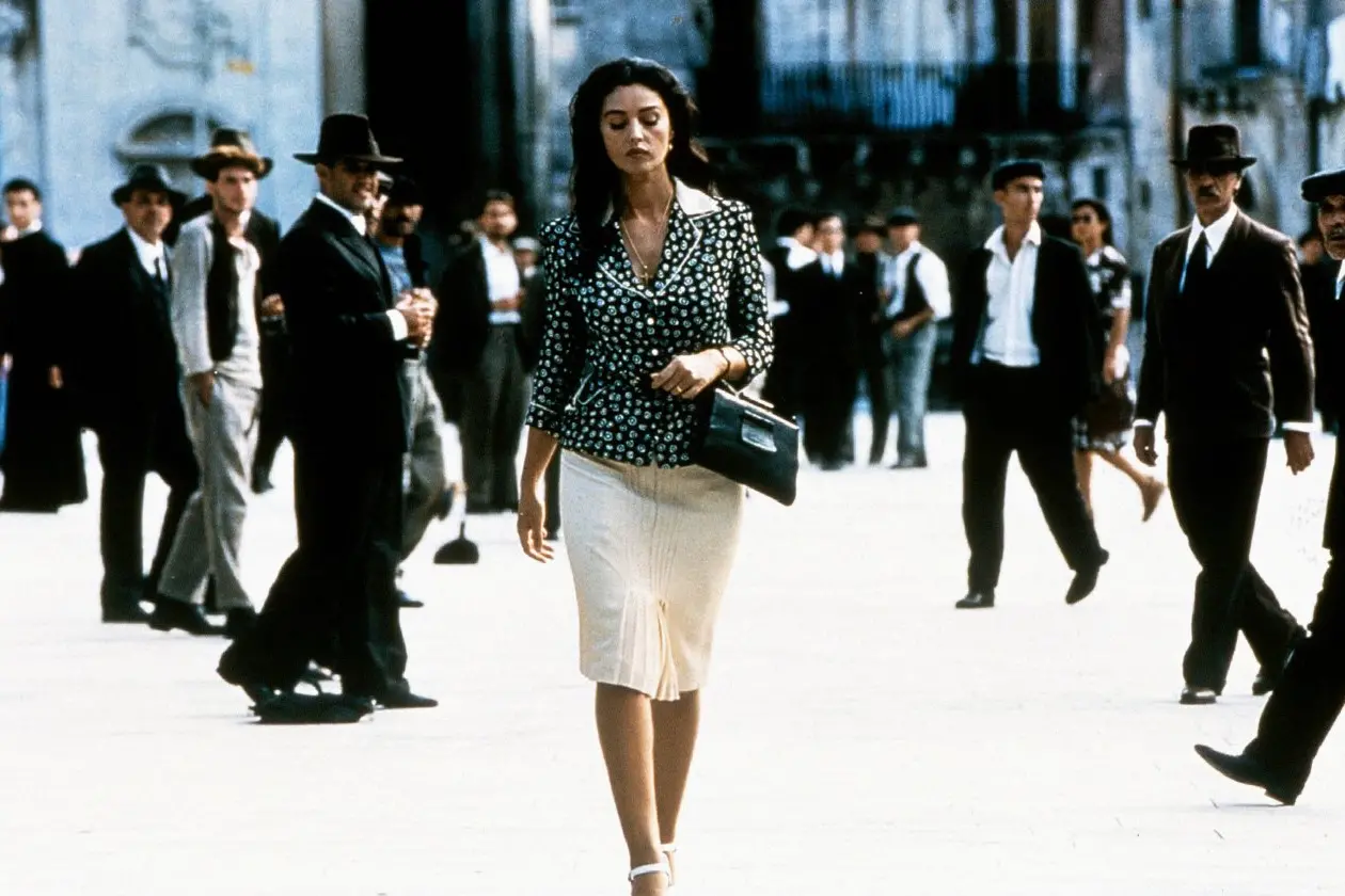 Una scena del film \"Malena\", dove la protagonista è vittima di catcalling