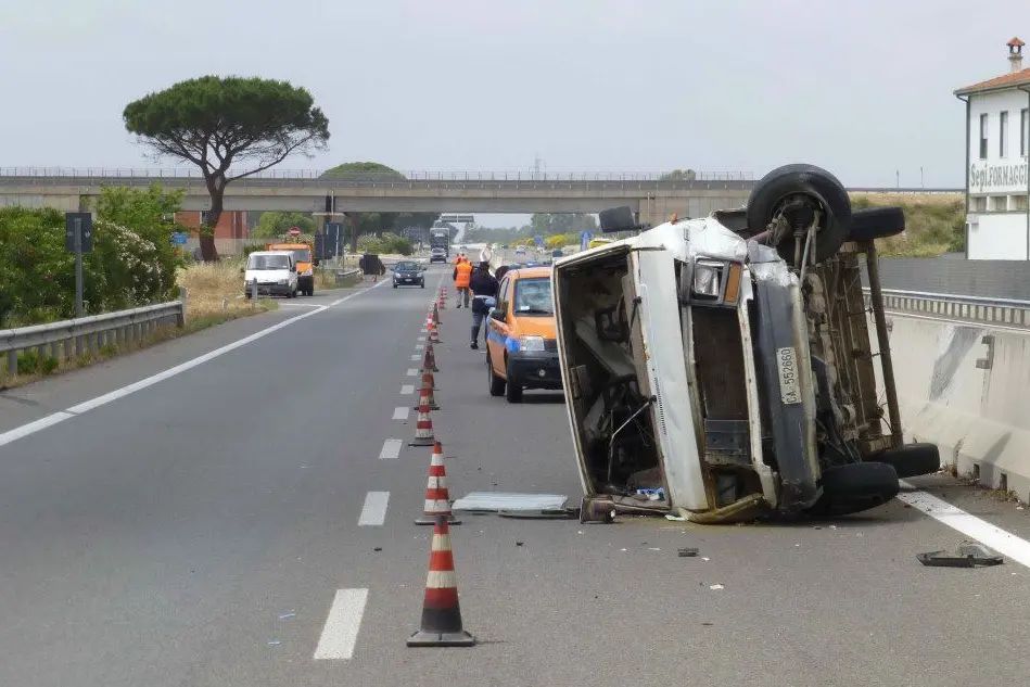 Il furgoncino ribaltato su un lato