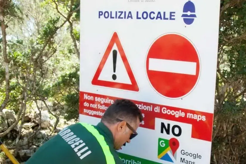I cartelli con l'invito a non usare Google Maps (Archivio L'Unione Sarda)
