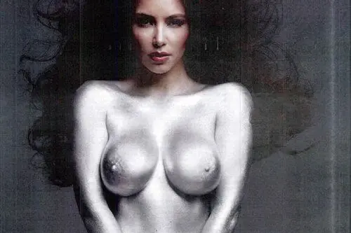 Kim Kardashian nuda in copertina