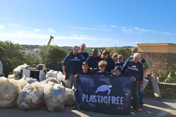 Volontari Plastic Free a Stintino (foto Pala)