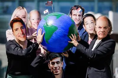 Attivisti del clima manifestano con le maschere dei potenti della Terra (Ansa)