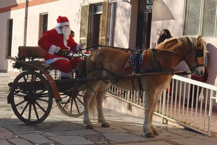 L'arrivo di Babbo Natale alla scuola dell'infanzia (foto concessa)