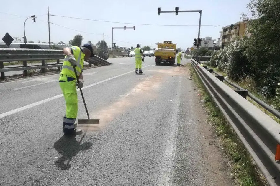 Gli operai dell'Anas al lavoro sul luogo dell'incidente (foto L'Unione Sarda - Ena)