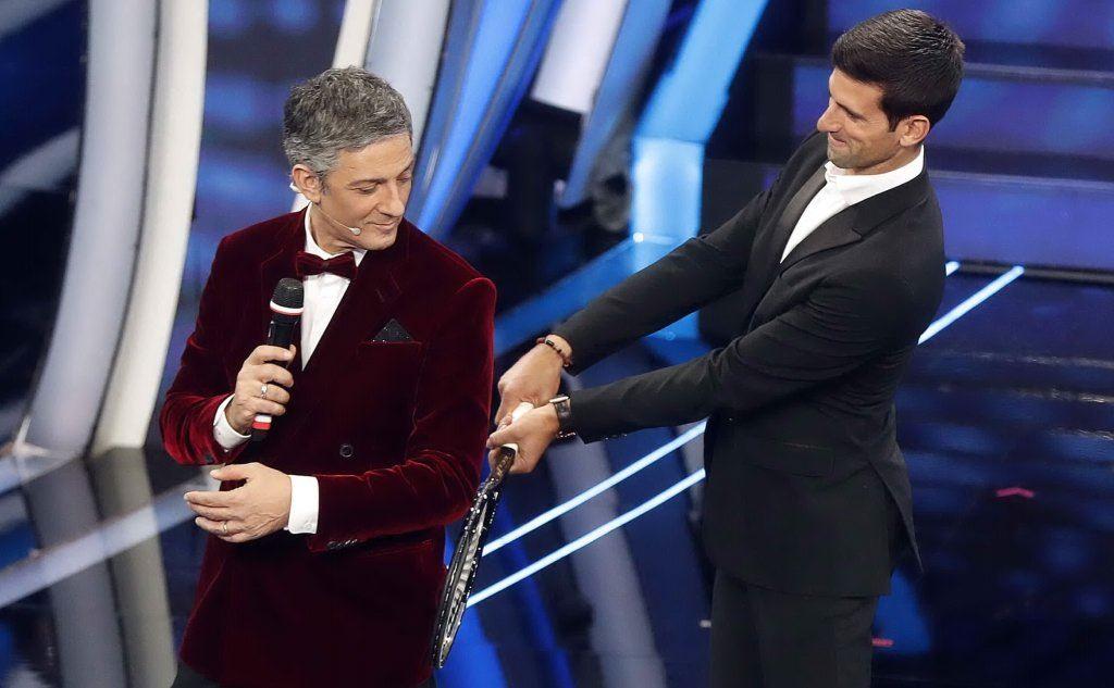 Nole Djokovic insieme a Fiorello sul palco di Sanremo