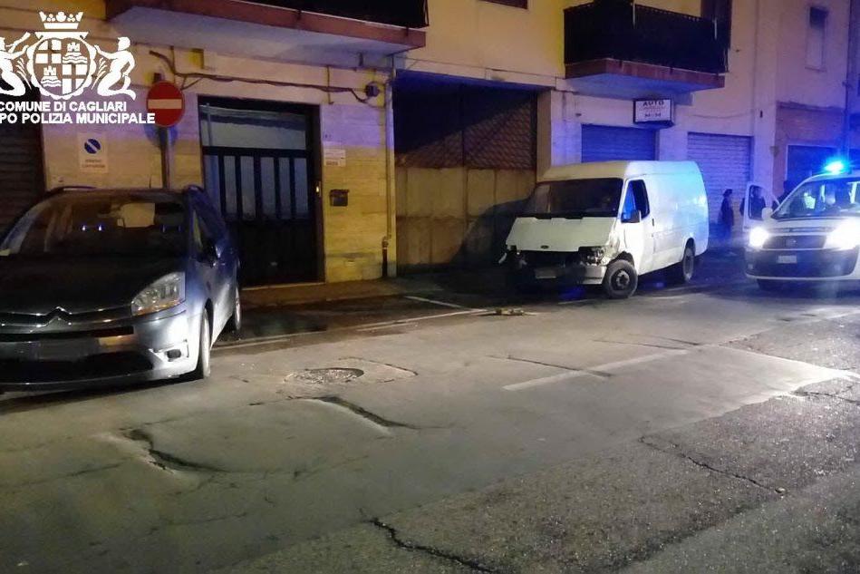 Cagliari, autocarro fuori controllo si schianta contro due macchine
