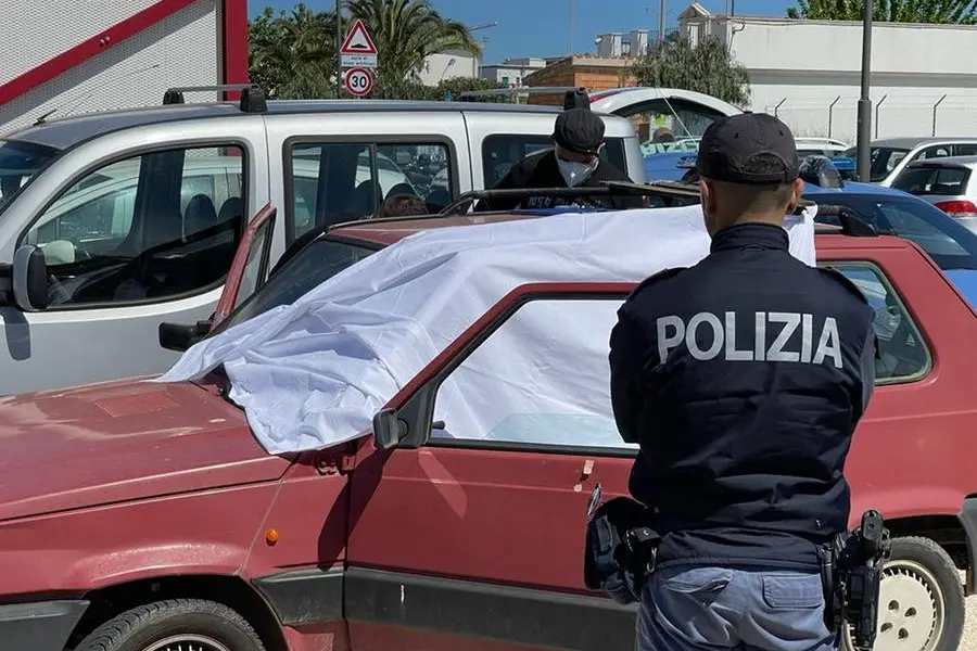 L'auto dove è stato trovato il cadavere (foto Piras)