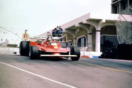 Gilles Villeneuve alla guida della Ferrari