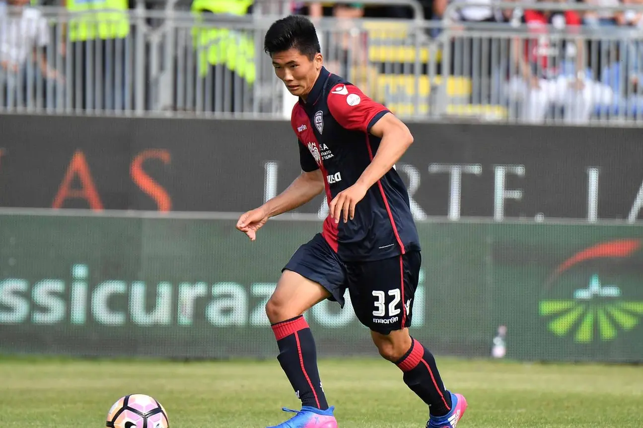 Han Kwang-Son con la maglia del Cagliari (foto Tronci)