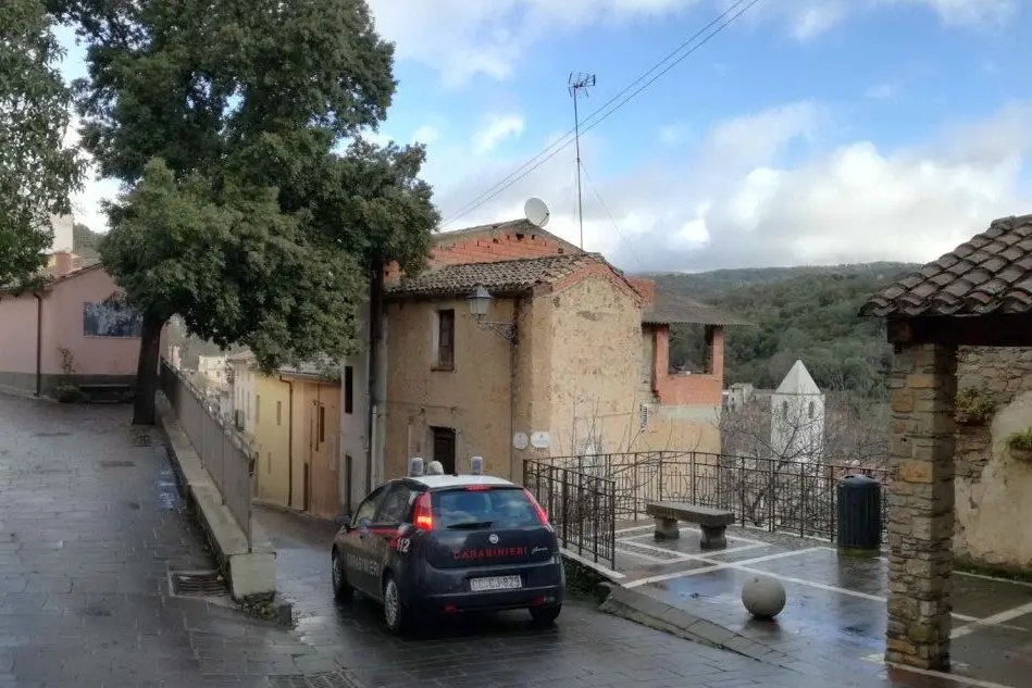 Un'auto dei militari (foto carabinieri Nuoro)