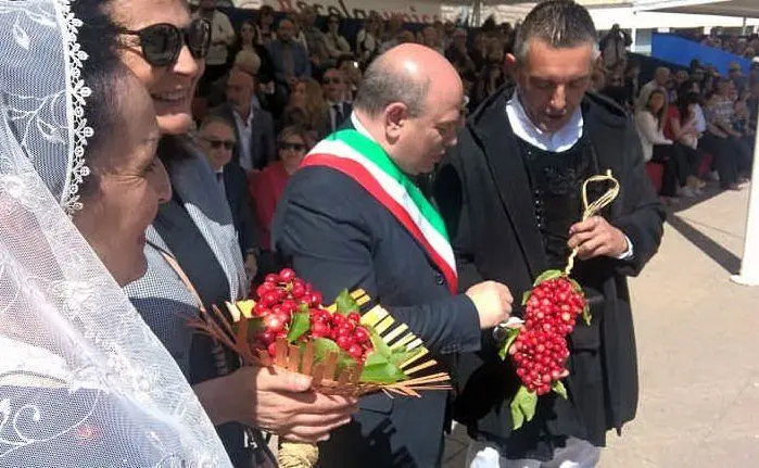 Con la fascia tricolore, il sindaco di Sassari, Nicola Sanna