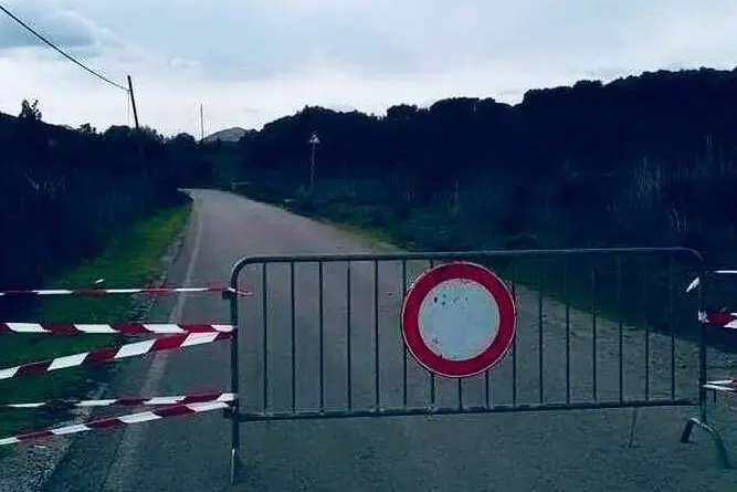 La strada chiusa dai vigili del fuoco
