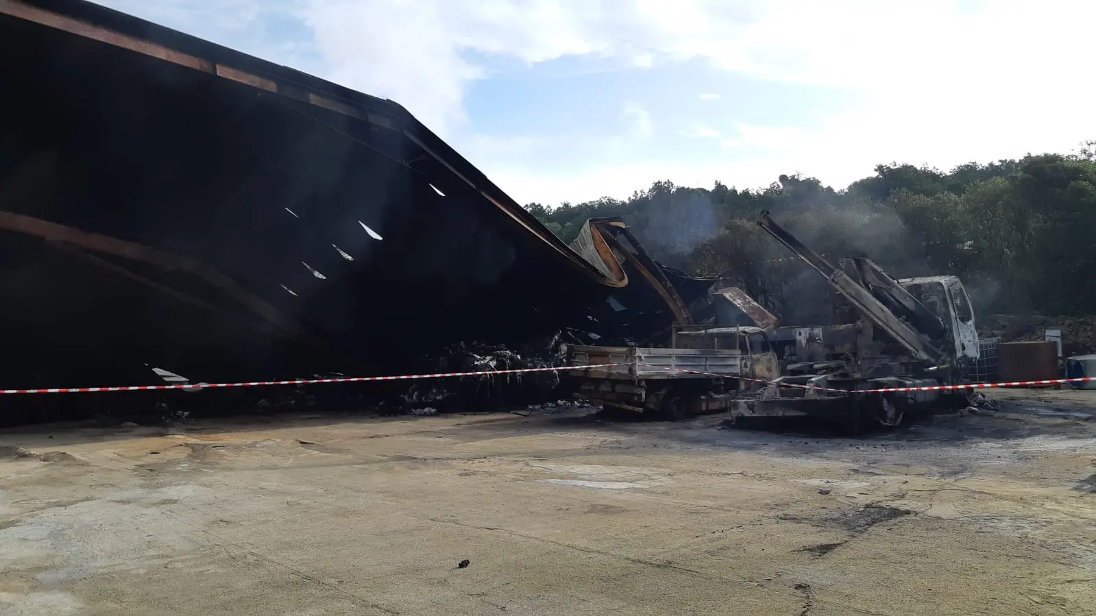 Il capannone distrutto dall'incendio a Rudalza (foto Busia)