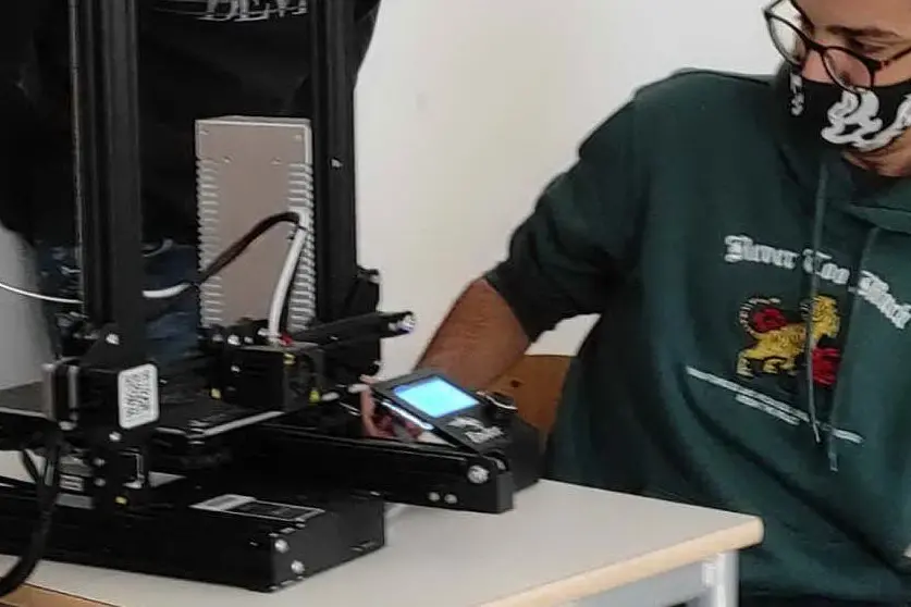 Gli studenti al lavoro con la stampante 3D (foto Nachira)