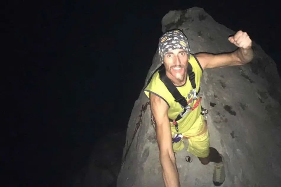 Paolo Contini sulla cima di Cala Goloritzé: la scalata di notte in solitaria