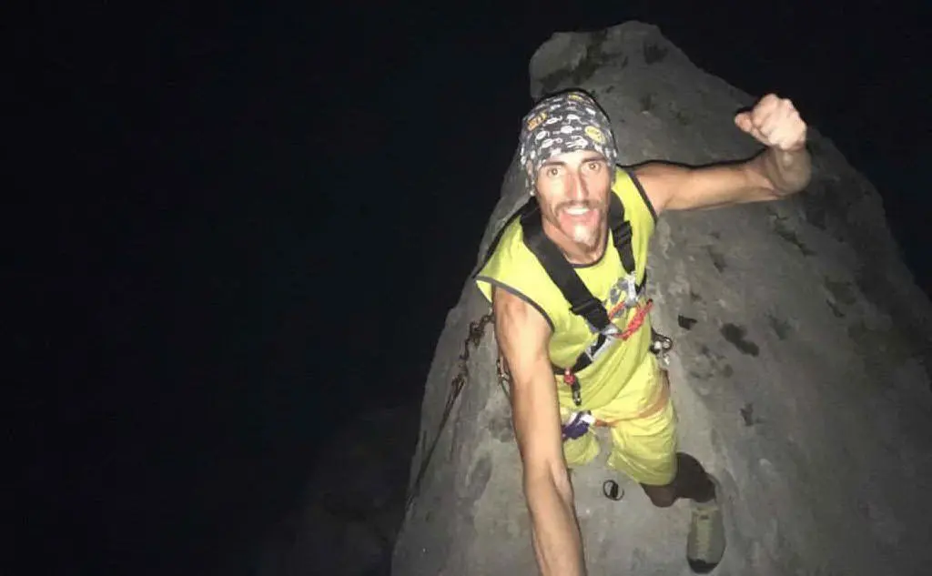 Paolo Contini sulla cima di Cala Goloritzé: la scalata di notte in solitaria